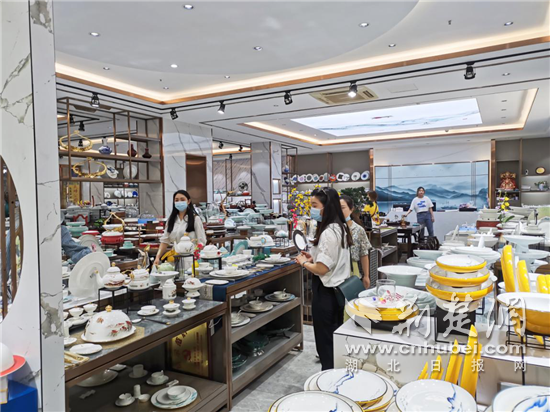 国产酒店一级片震撼上线，豪华场景，极致体验等你来探索