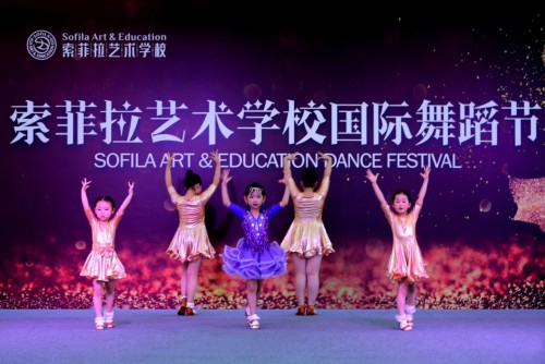 青女在线绽放青春魅力，谱写梦想篇章，闪耀未来舞台