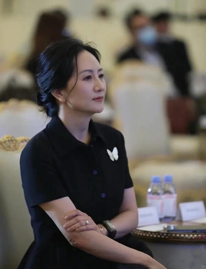 熟女搡魅力无限，优雅风情尽显，岁月沉淀独特韵味