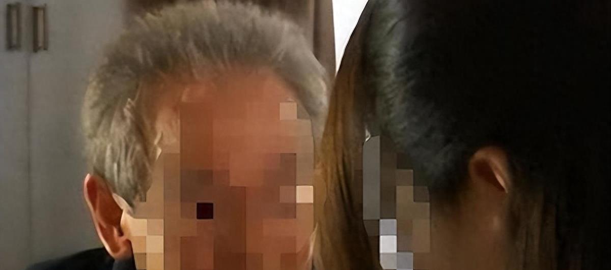 乱婬的女学生和老头h的隐秘关系，校园禁忌之恋曝光，揭露背后不为人知的故事