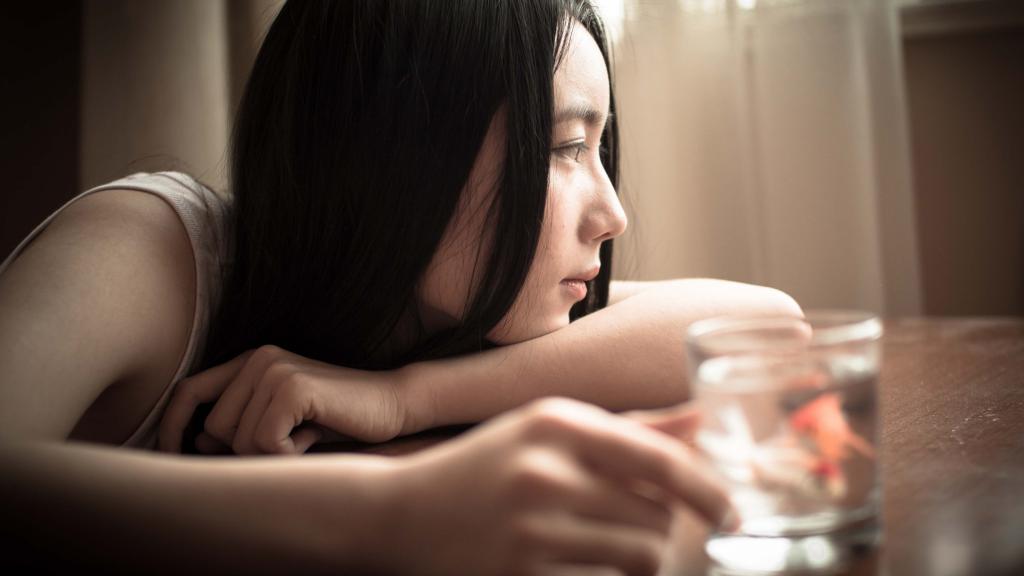 人妻人草的秘密花园，温柔陷阱，爱与背叛交织