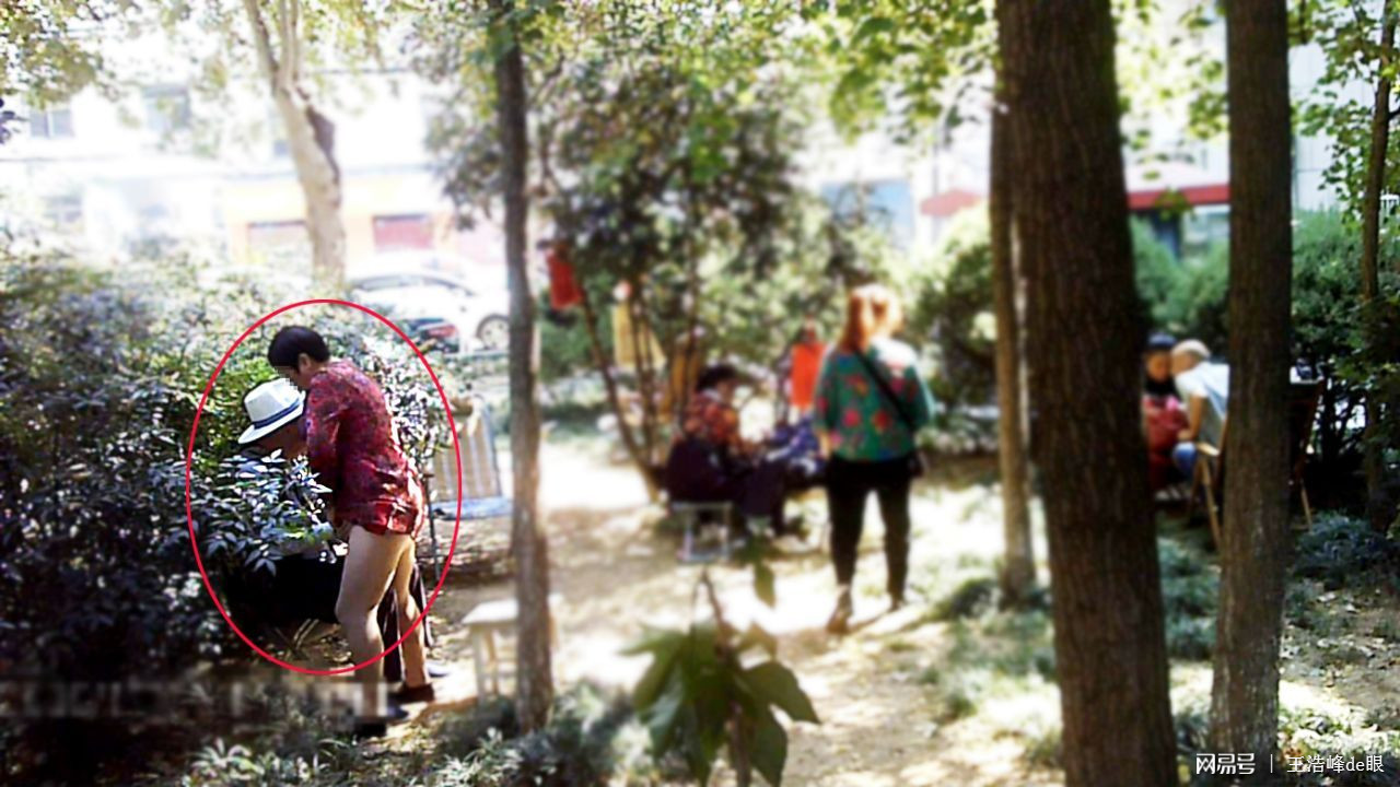 阿姨偷拍啪啪现场引发热议，邻居愤怒报警，警方介入调查真相