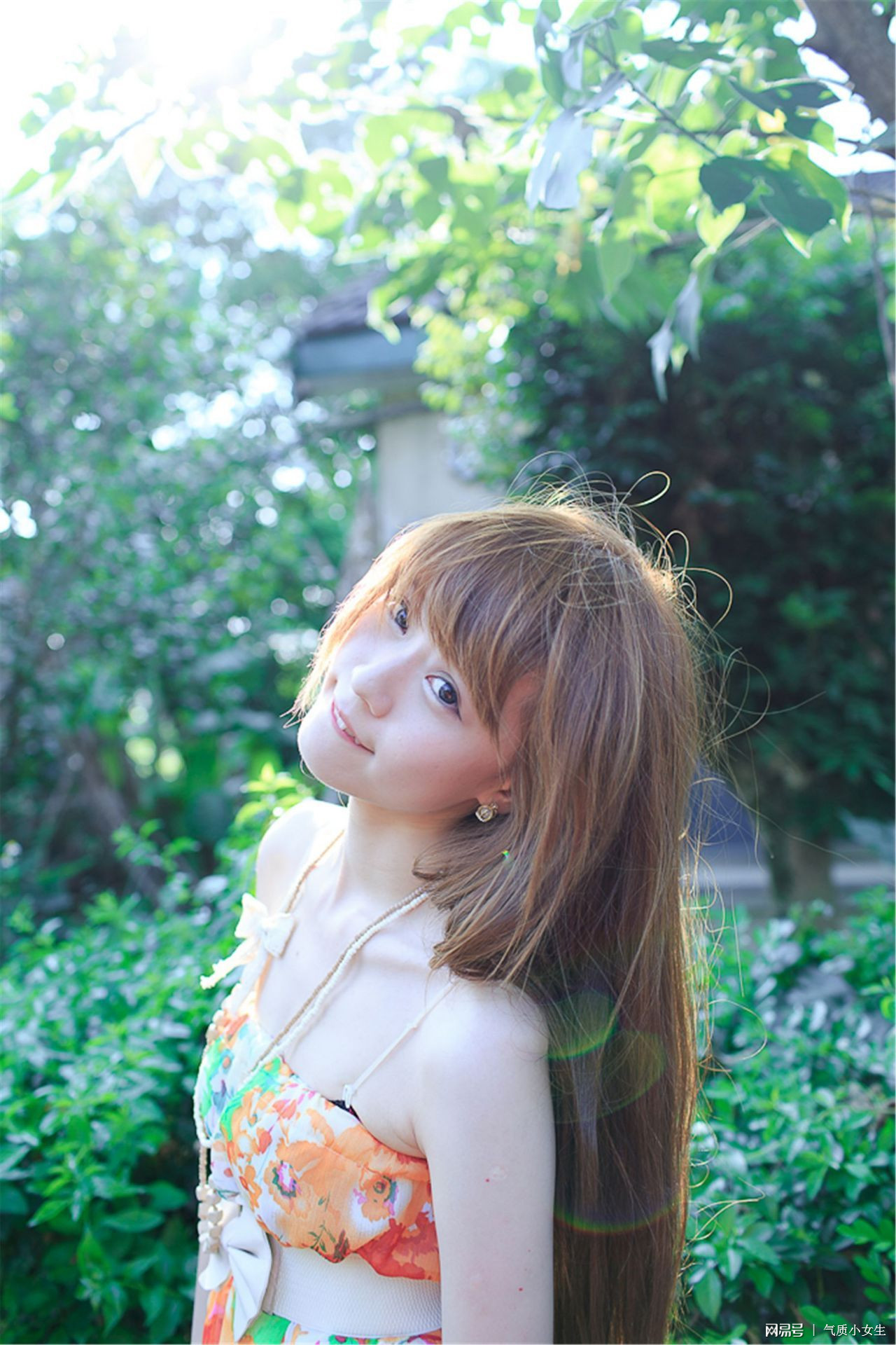 女生光溜溜浜边夏日写真尽显自然之美，清新脱俗，吸引无数目光