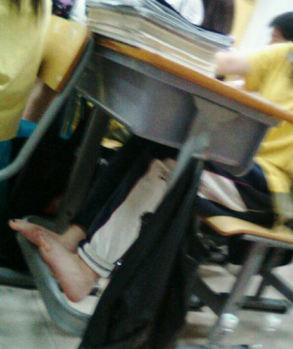 上课脱鞋学生课堂放松行为引发热议