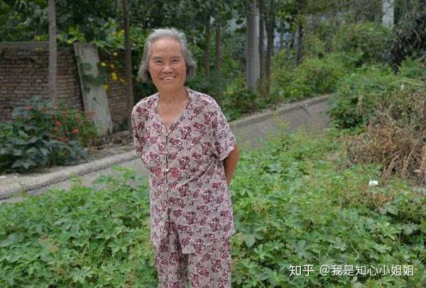 90农村老太太老女人的生活智慧，传统与现代交织，岁月沉淀的温情故事