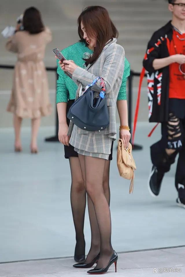 2.美女丝袜秘书麻豆写真拍摄花絮，性感职场穿搭，高跟丝袜魅力，办公室时尚大片
